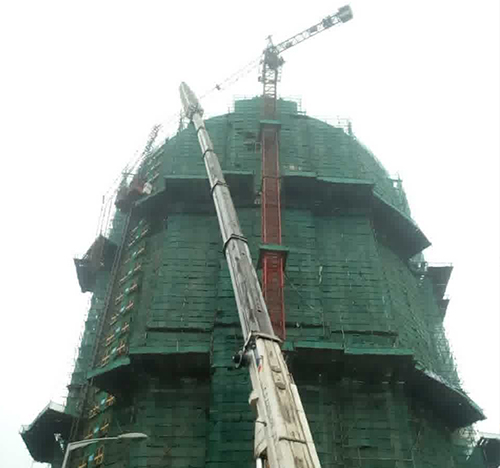 东宝吊车在工地上作业